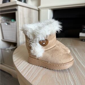 Boutique|Baby girl Tan Faux Fur “heart Button” Boots,cozy & warm•••size 4